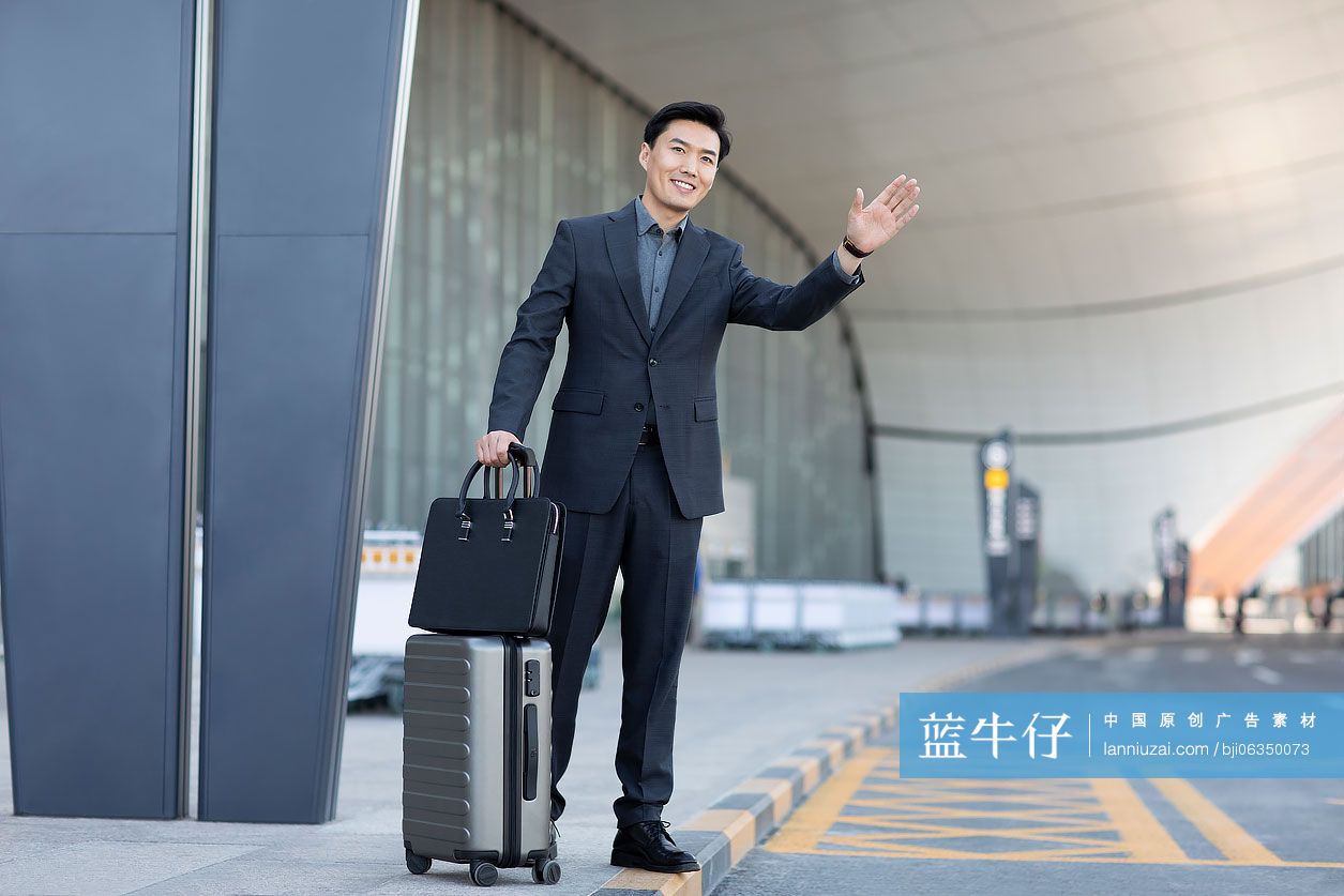 成功商务男士在机场打车