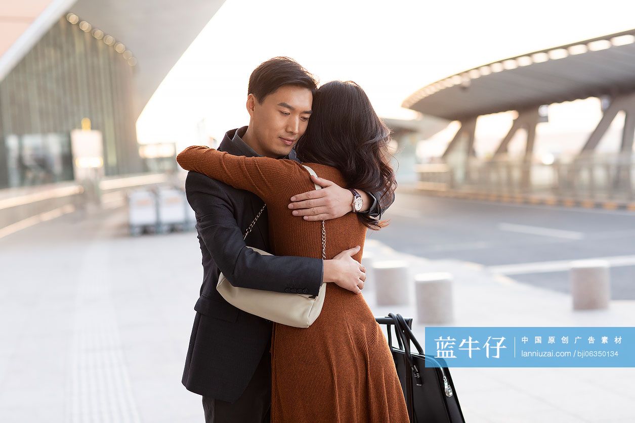 情侣在机场拥抱