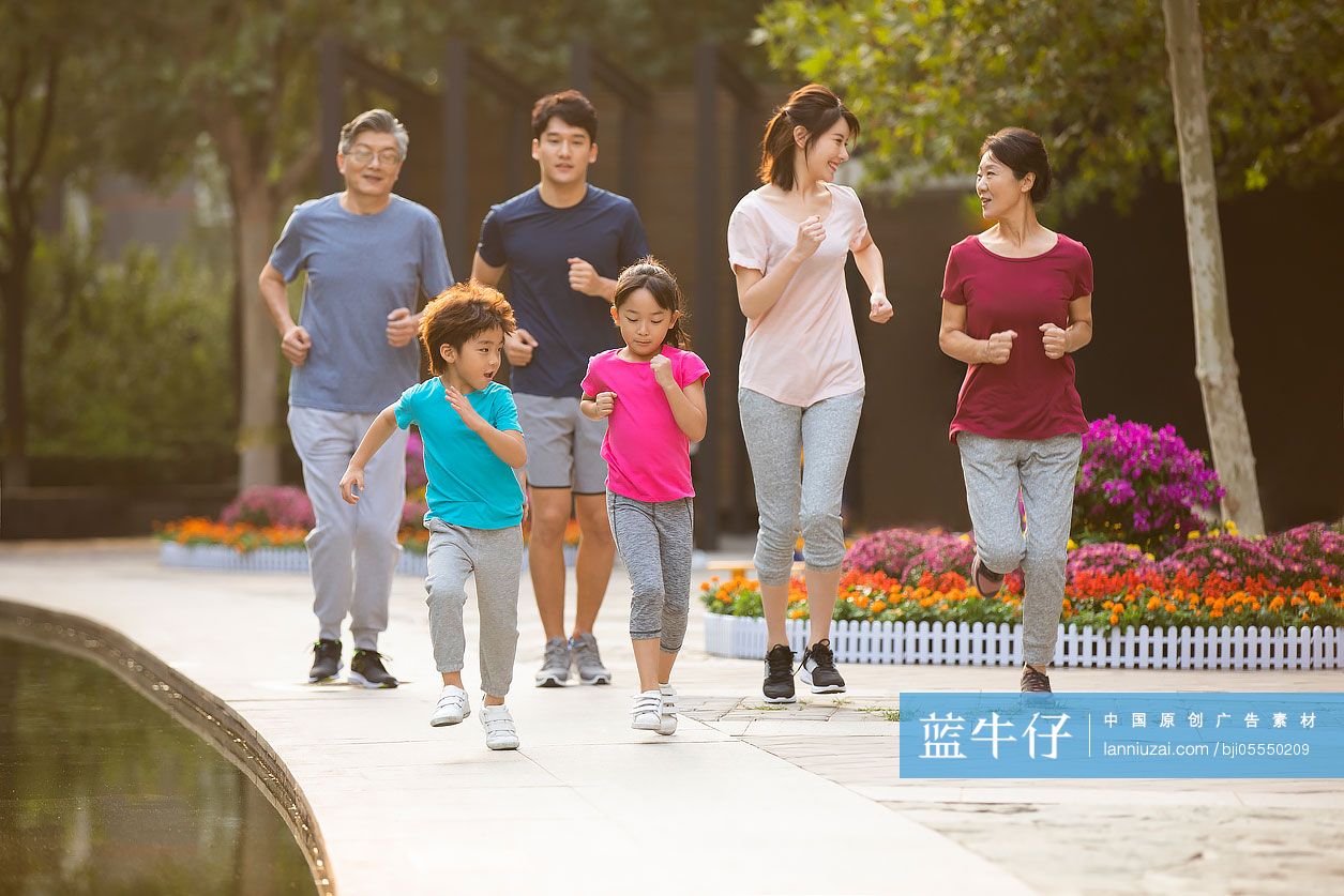 开心的一家人在公园跑步健身