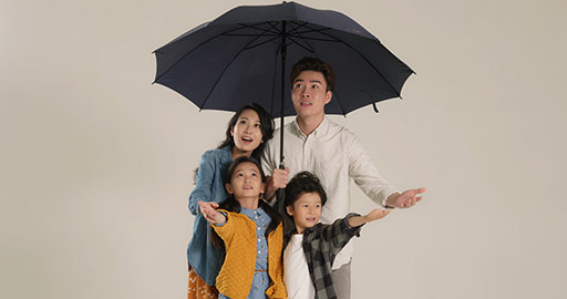 Happy Chinese family with an umbrella,4K