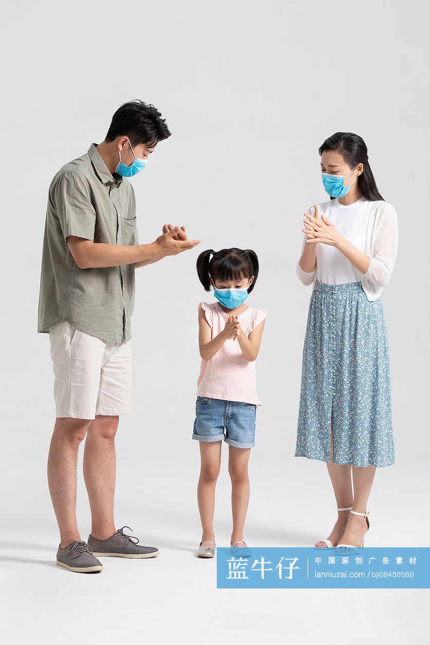 父母教孩子用免洗洗手液消毒