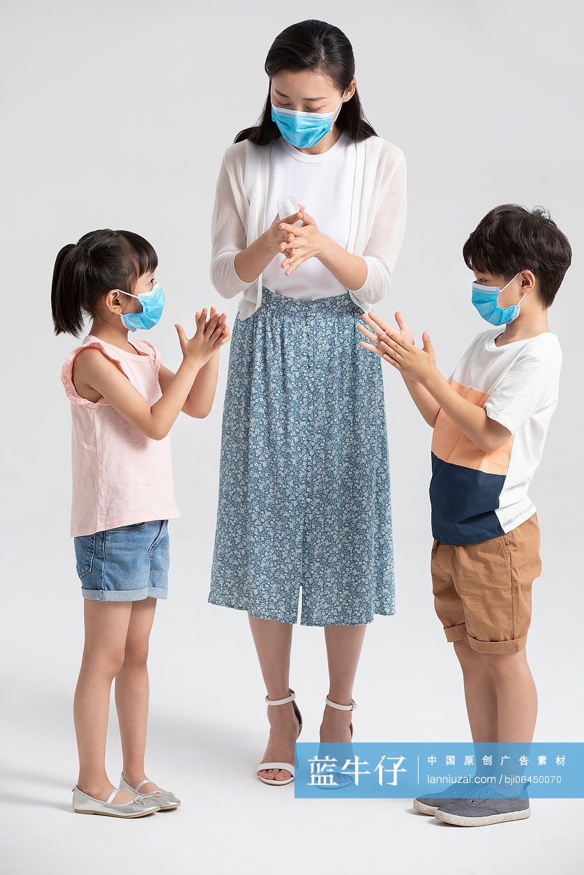 妈妈教孩子用免洗洗手液消毒