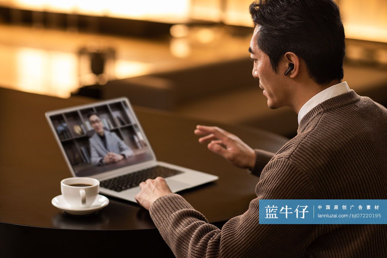商务男士开视频会议