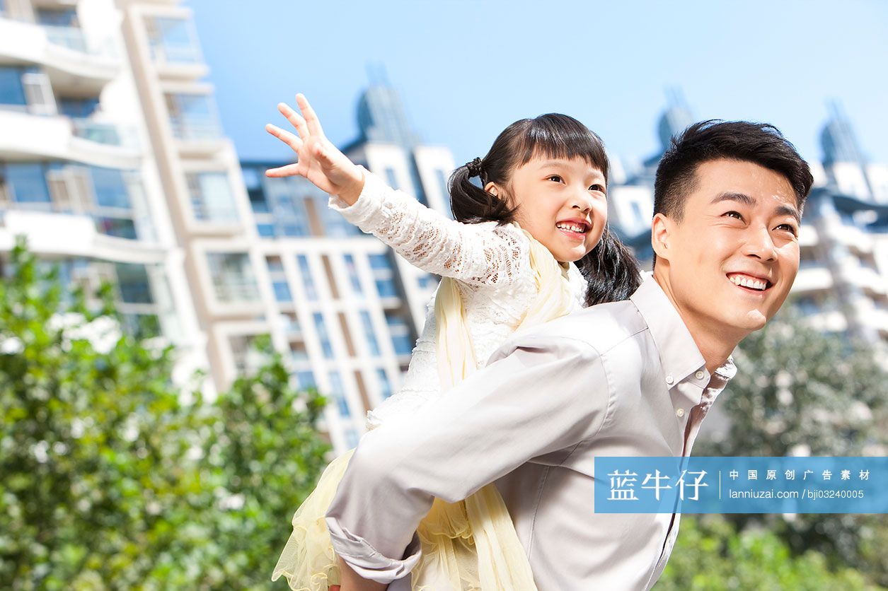 爸爸背着女儿