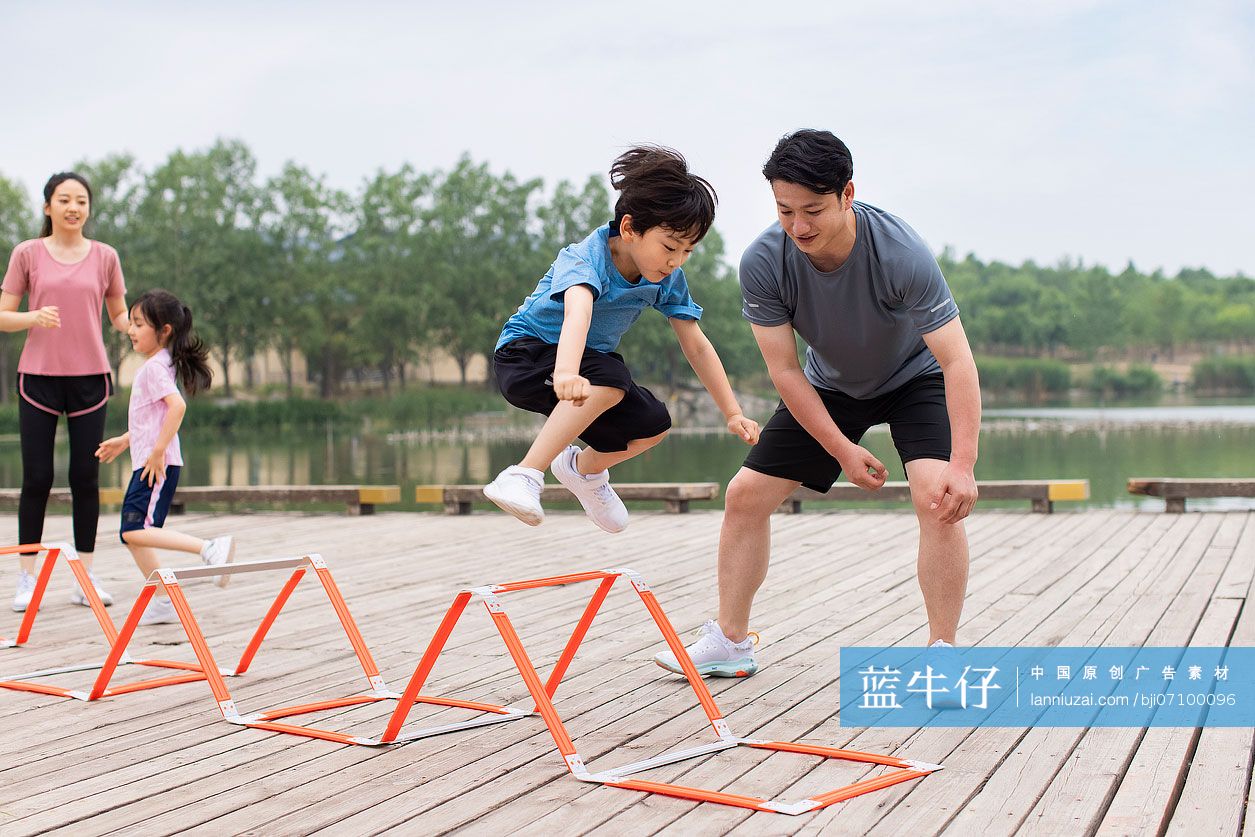 一家人在公园锻炼身体