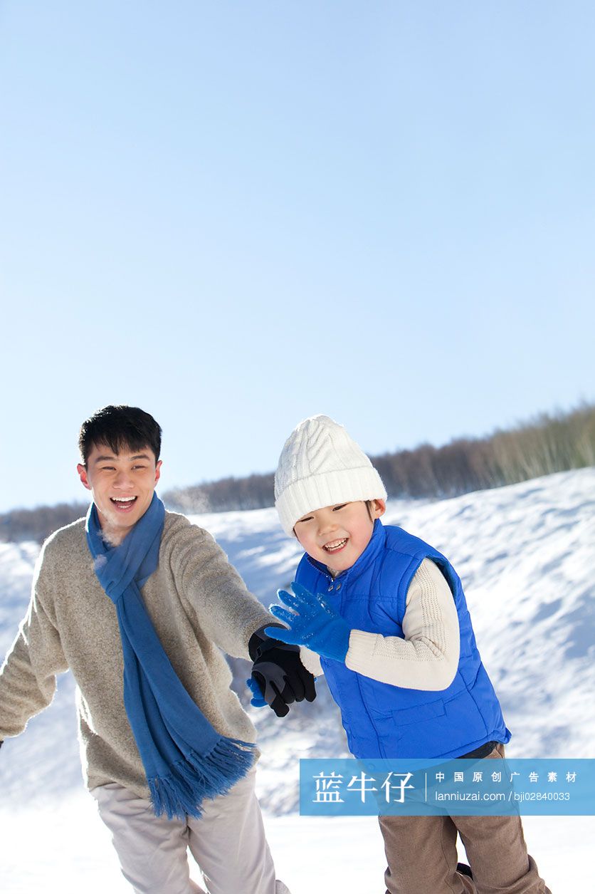 父子在雪地嬉戏