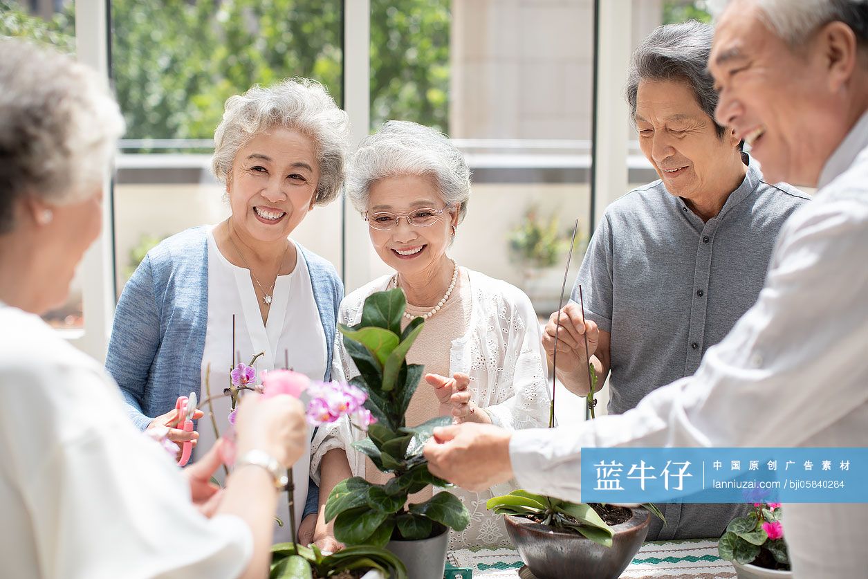 老年人在养老院种花