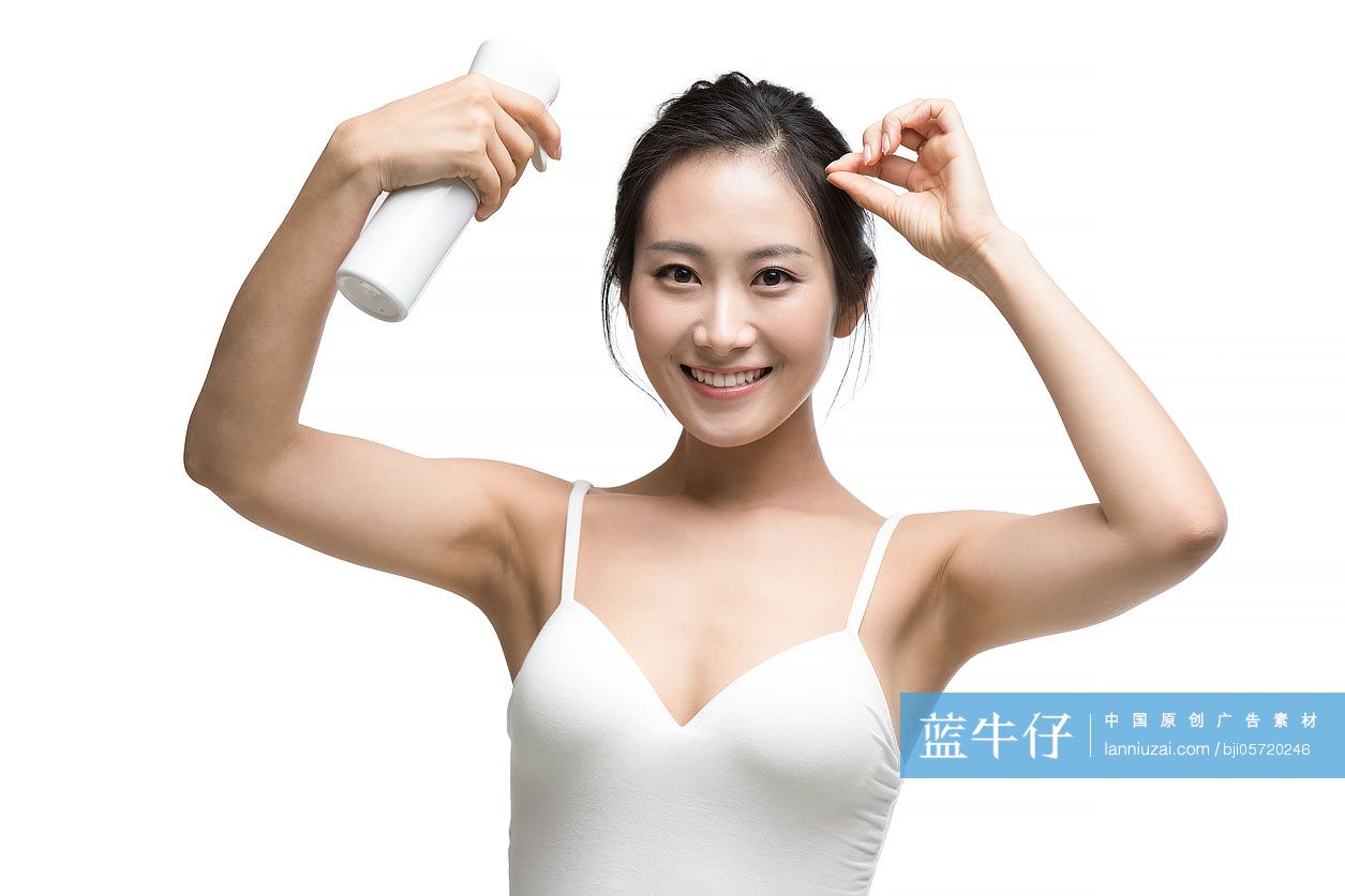 年轻女士打理头发