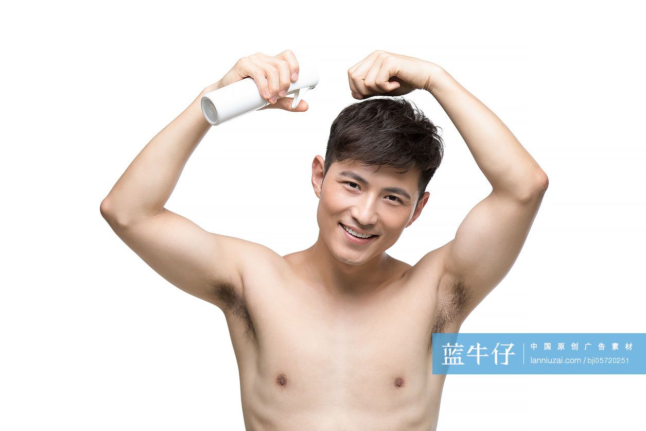 年轻男士打理发型