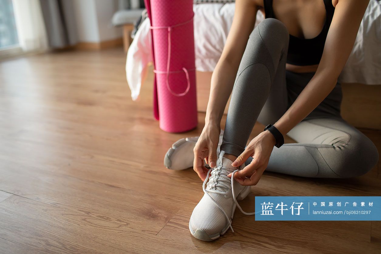 年轻女士准备晨练
