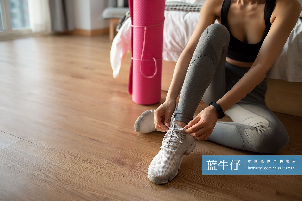 年轻女士准备晨练
