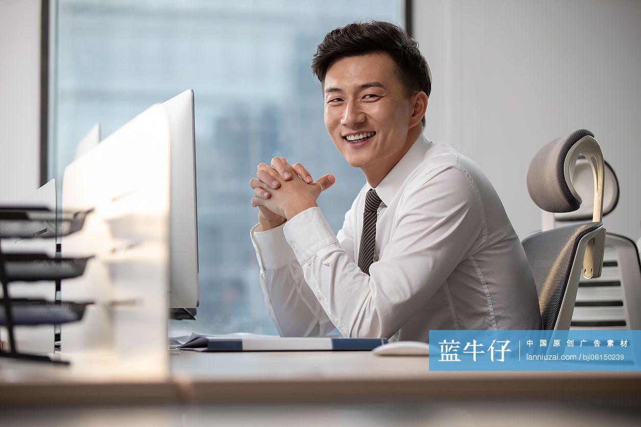 年轻商务男士在办公室工作