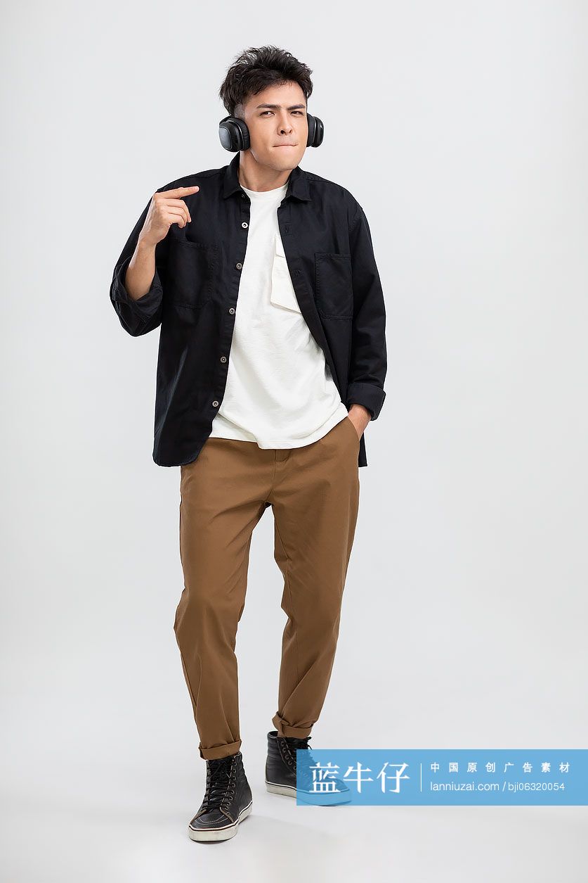 年轻男士戴着耳机听音乐
