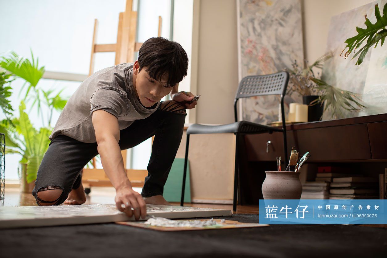 年轻男士在家绘画
