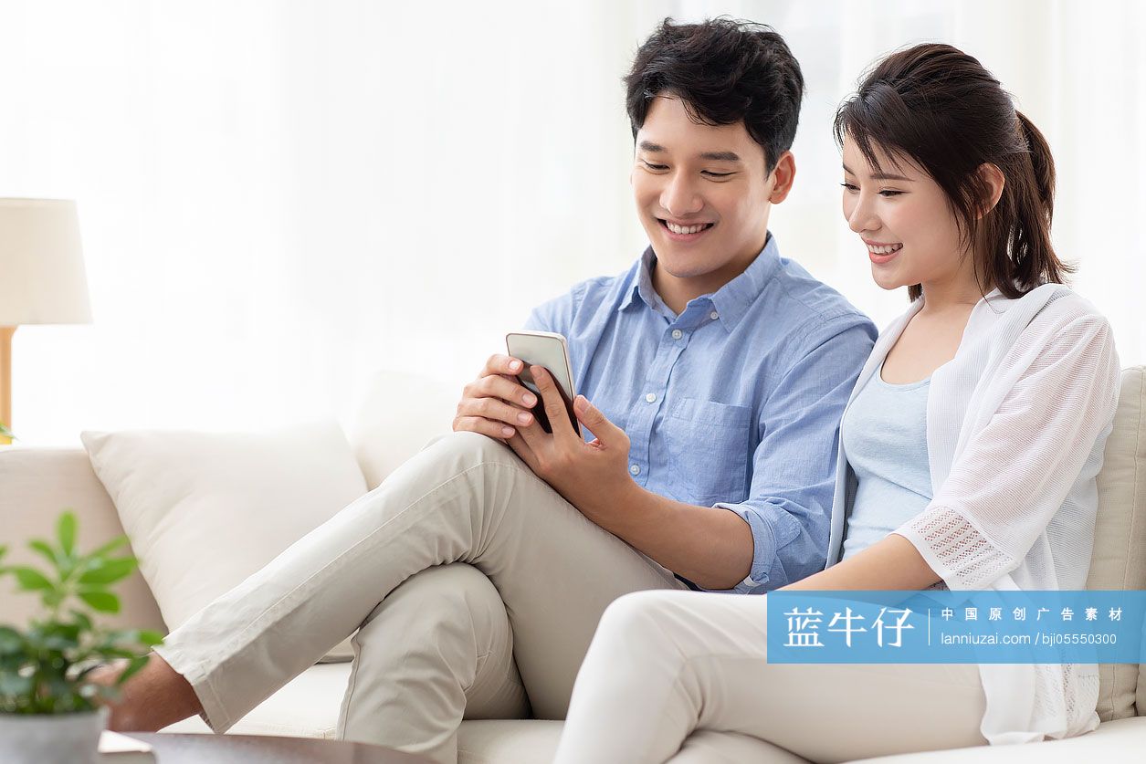 开心的年轻情侣玩手机