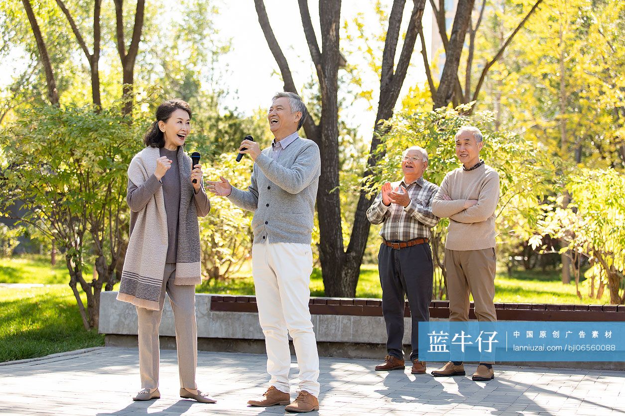 幸福的老年人在公园唱歌-蓝牛仔影像-中国原创广告影像素材