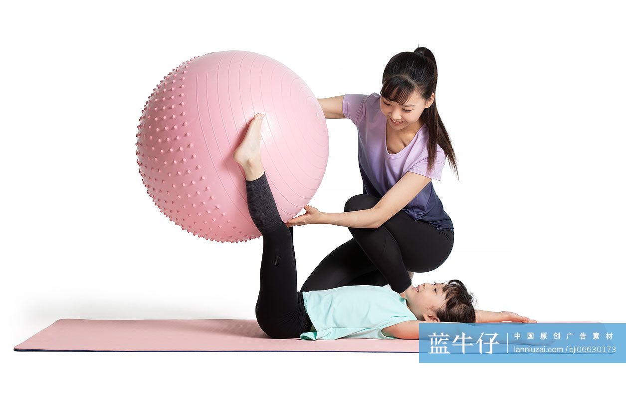 快乐的母女俩一起健身