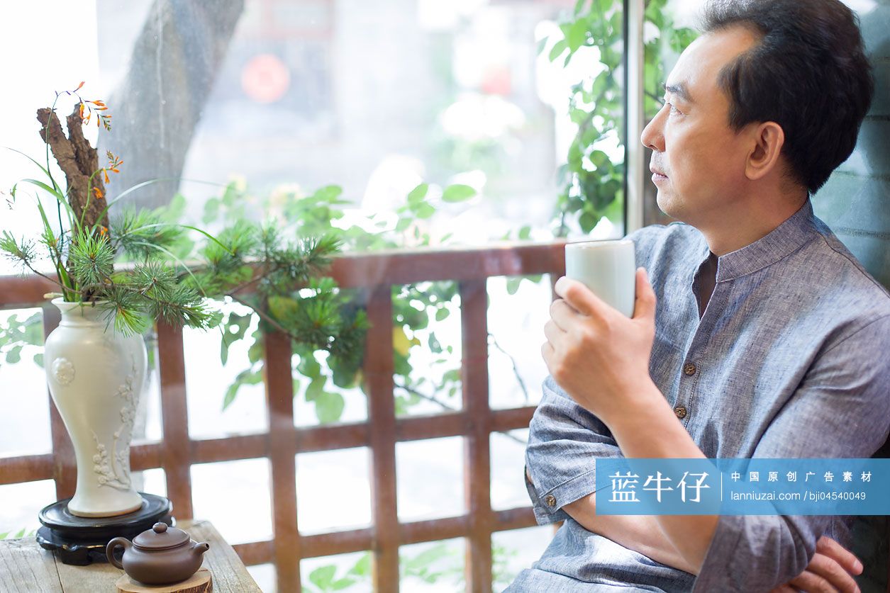 成熟男子在茶馆喝茶