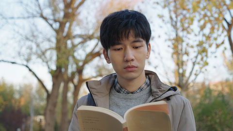 大学男生看书