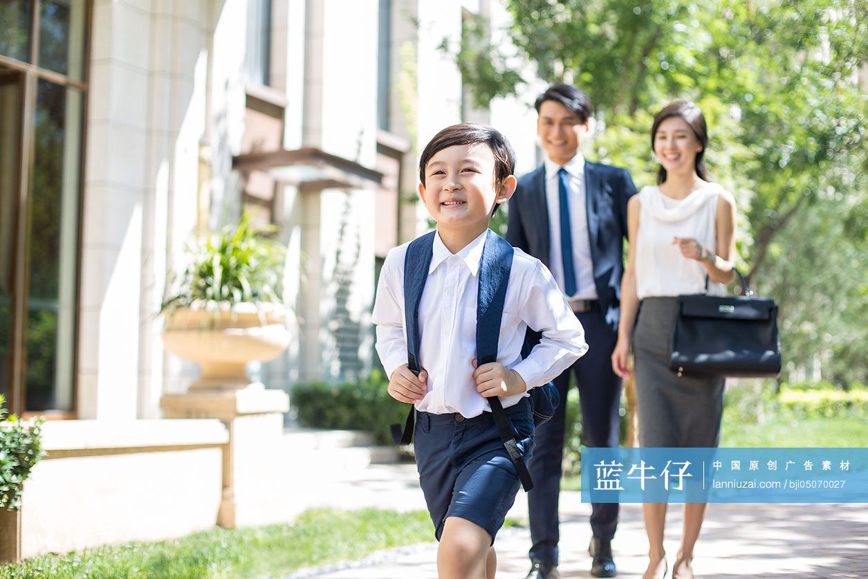 年轻父母送孩子去上学