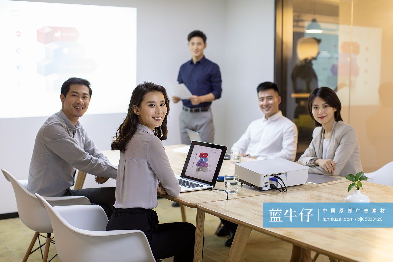 商务人士在会议室开会