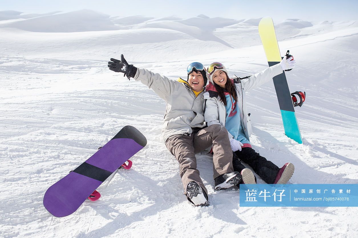 快乐的年轻情侣在滑雪场滑雪