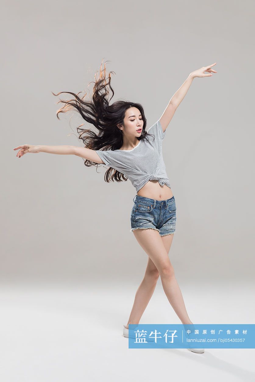 快乐的年轻女孩跳舞