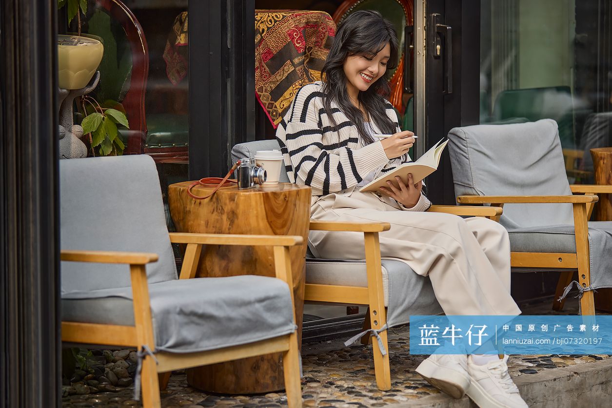 文艺女青年看书