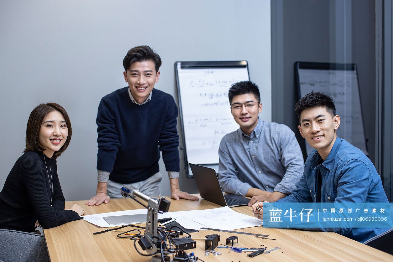 设计师团队在会议室开会