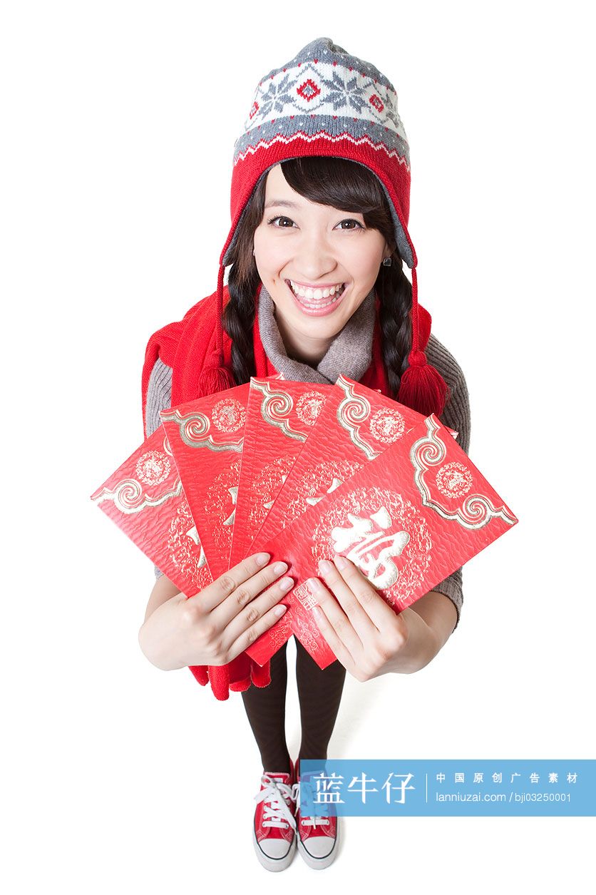 年轻女子手持红包