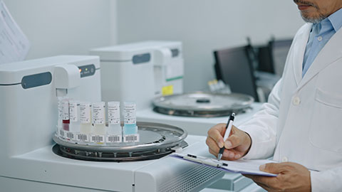 Chinese researchers working in laboratory,4K