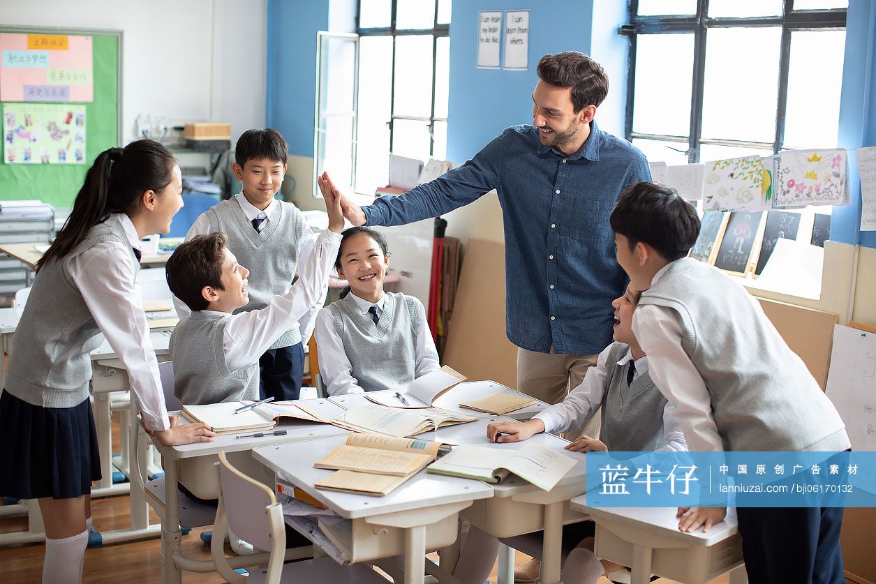 学生和老师在教室庆祝