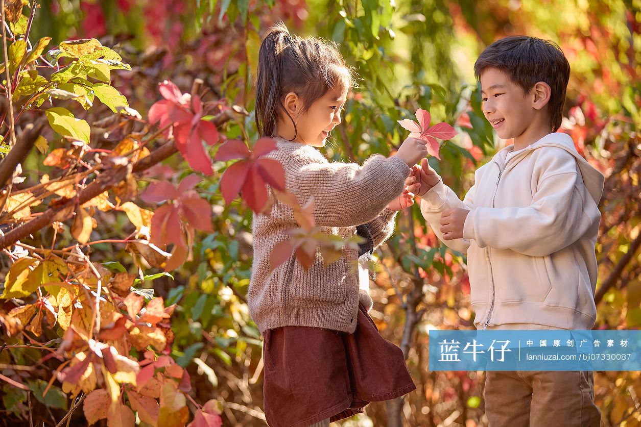 快乐的小孩玩耍