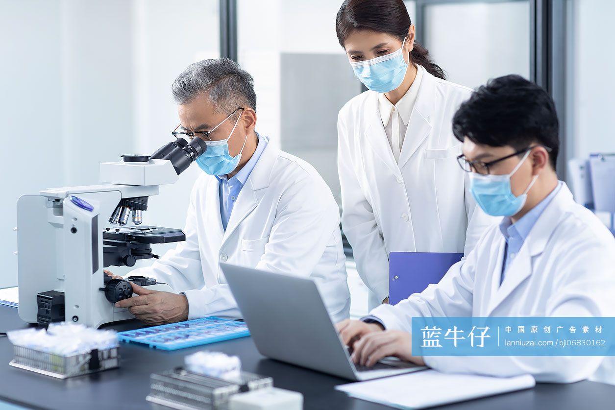 医学研究员在实验室工作