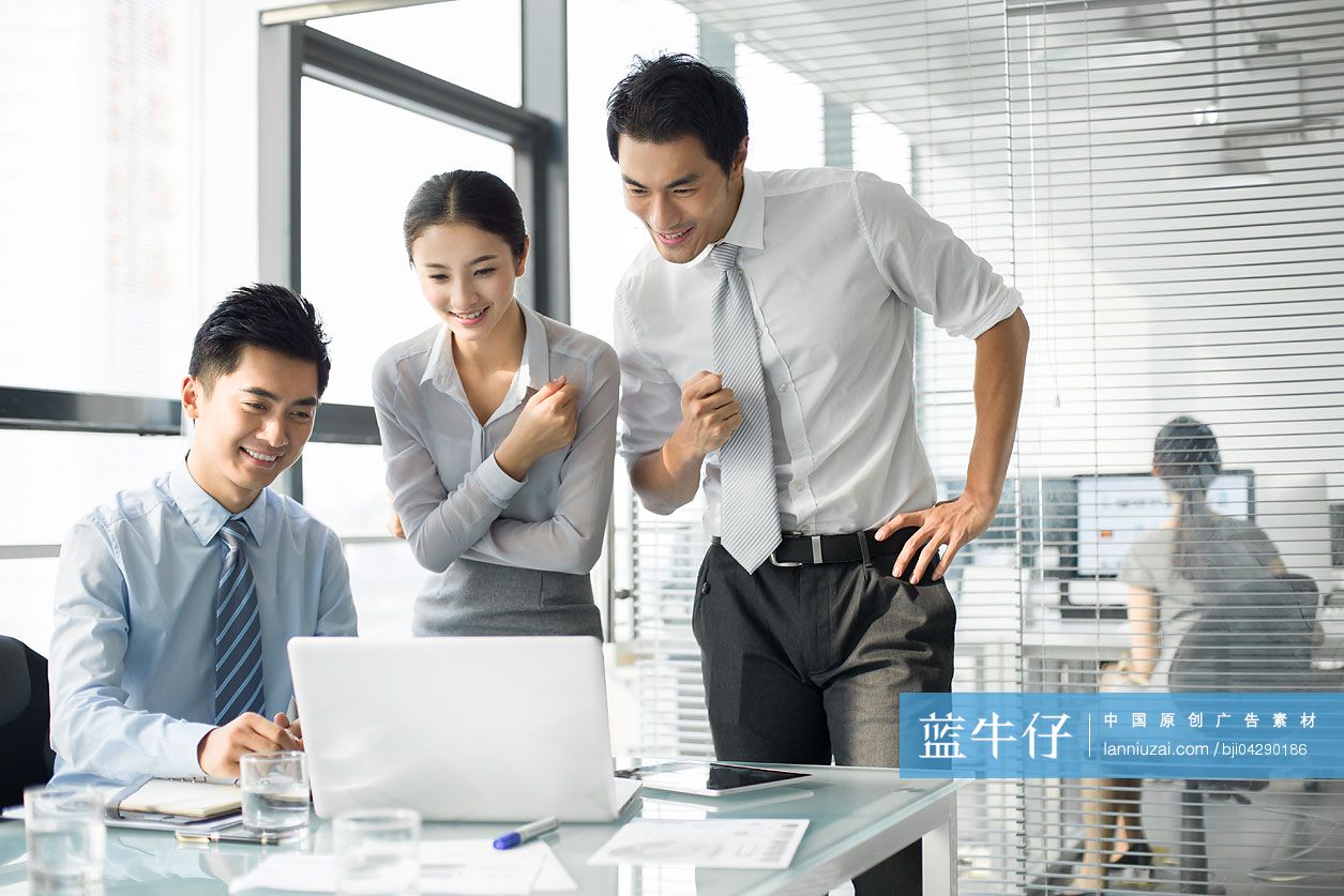 年轻商务人士在办公室使用笔记本电脑