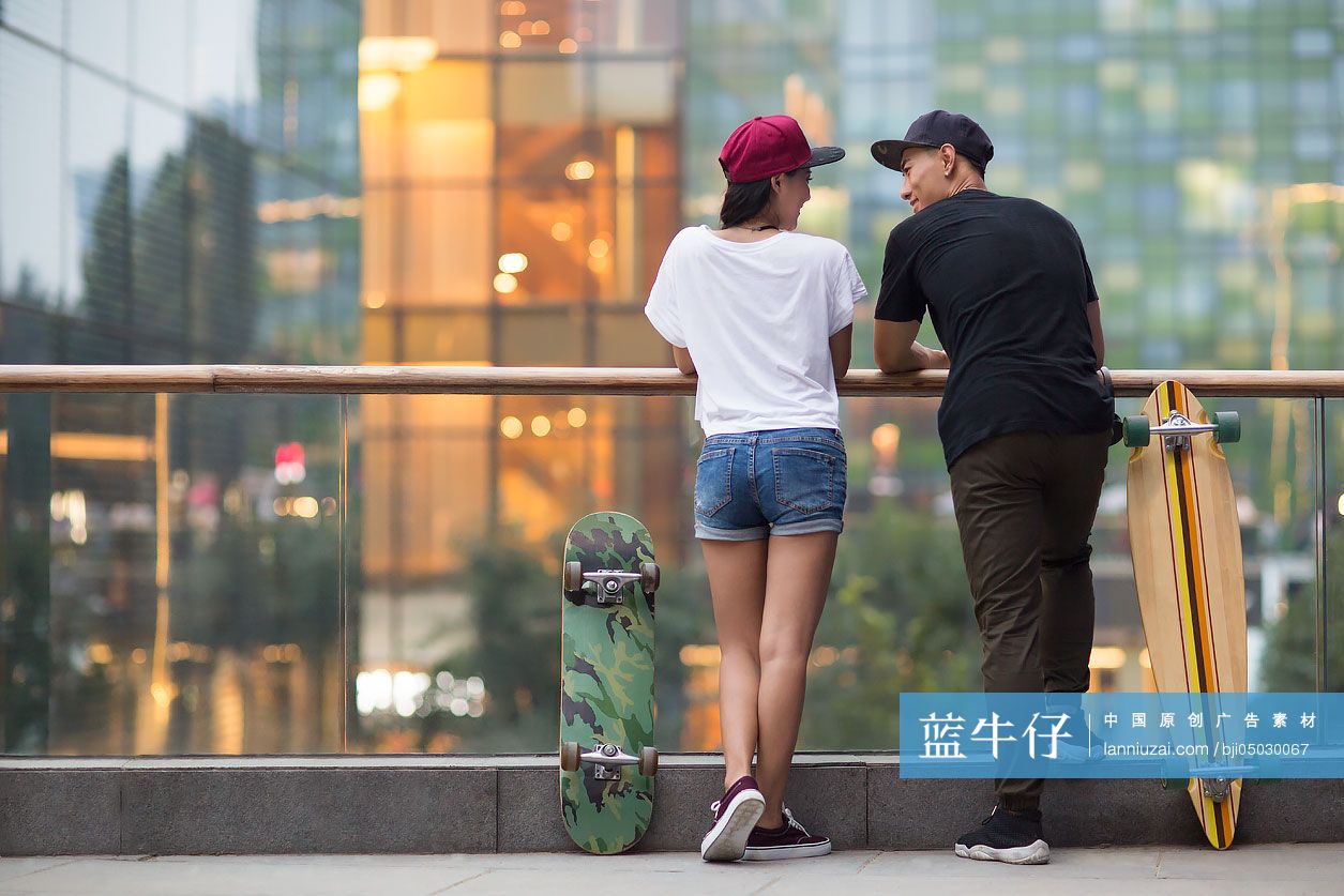 带着滑板的年轻情侣在约会