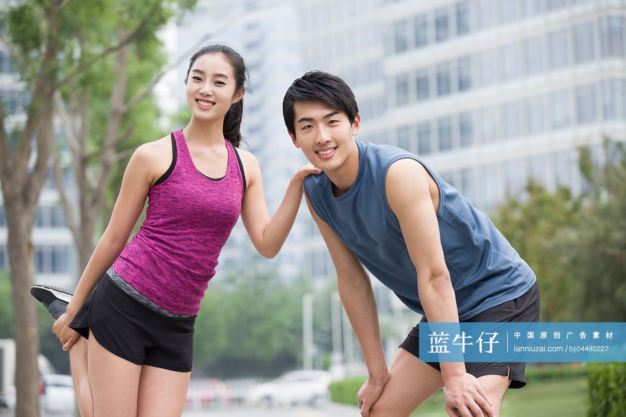 年轻情侣在家健身-蓝牛仔影像-中国原创广告影像素材