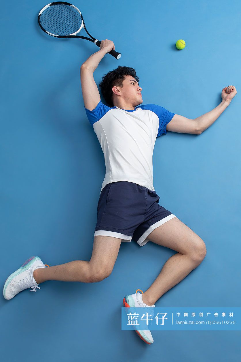 年轻男子打网球