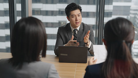 Confident Chinese business people having a meeting,4K