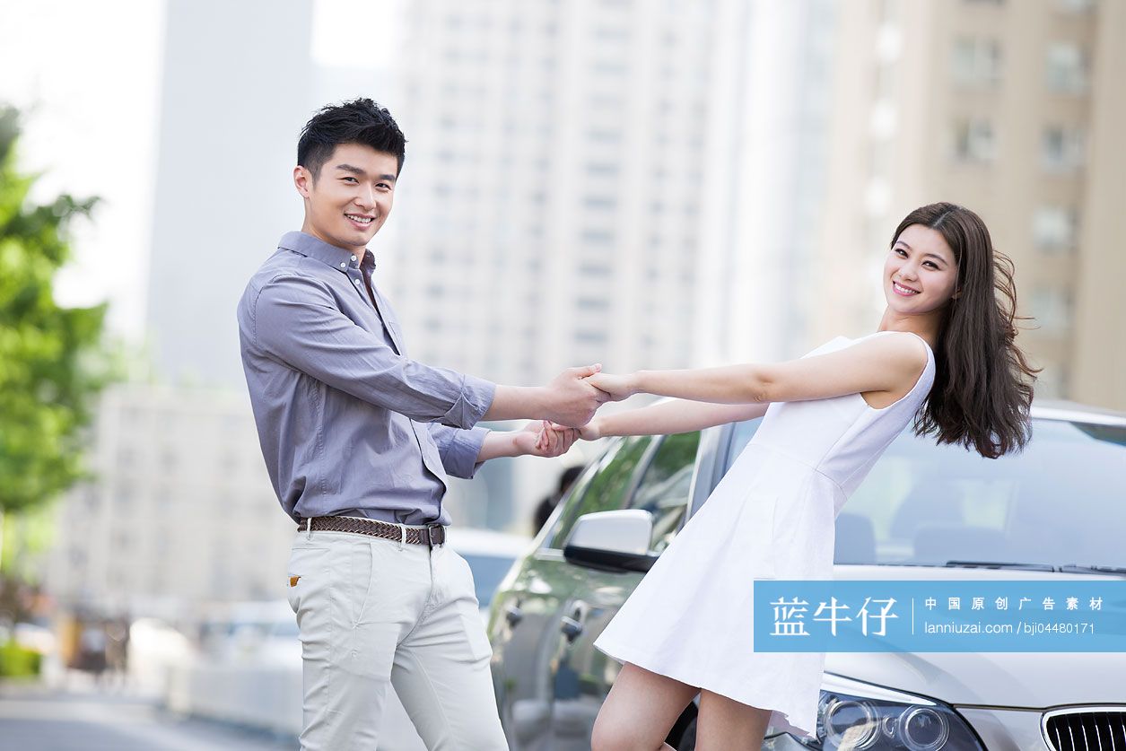 快乐的年轻情侣和汽车-蓝牛仔影像-中国原创广告影像素材
