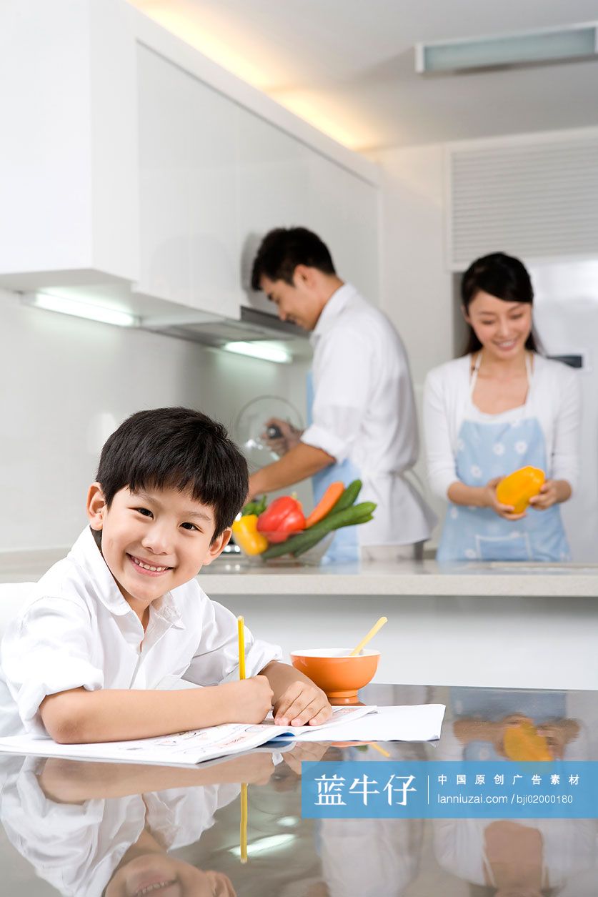 一家三口在厨房