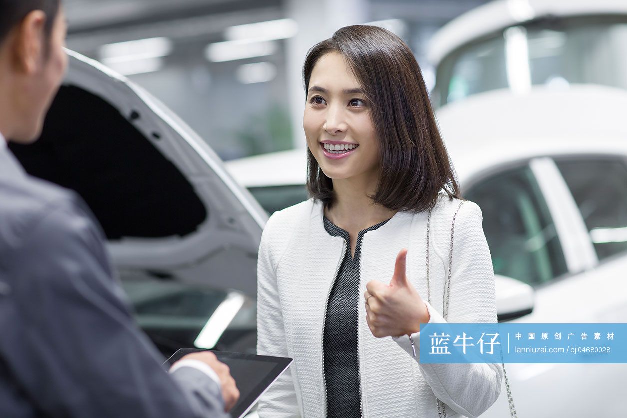 汽车修理工与车主谈论