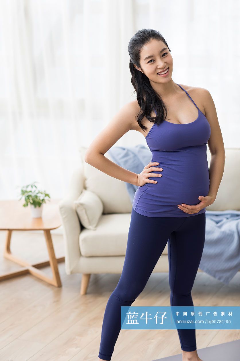 年轻孕妇肖像