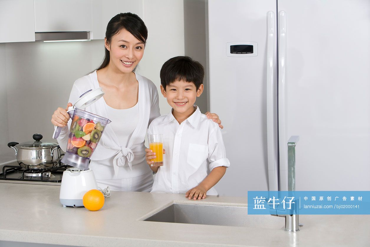 母子在厨房喝鲜榨果汁