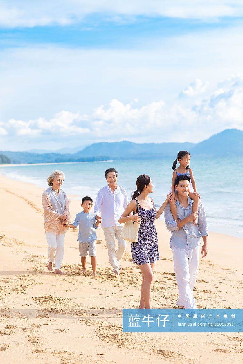 快乐的家庭在沙滩漫步