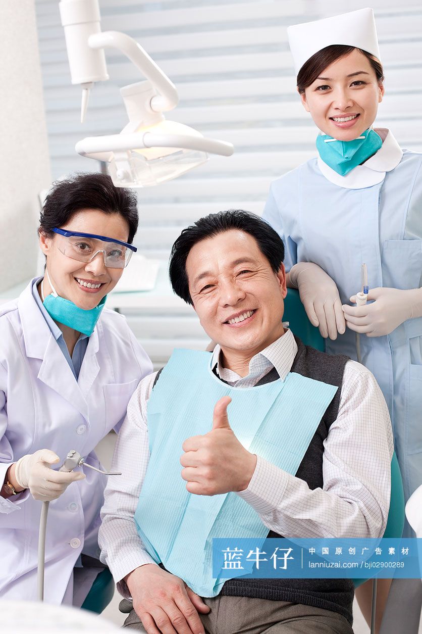 医生和病人在牙科诊所