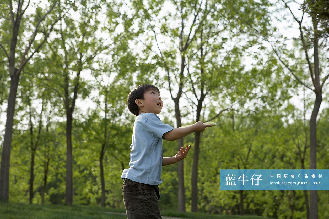 小男孩在公园玩耍