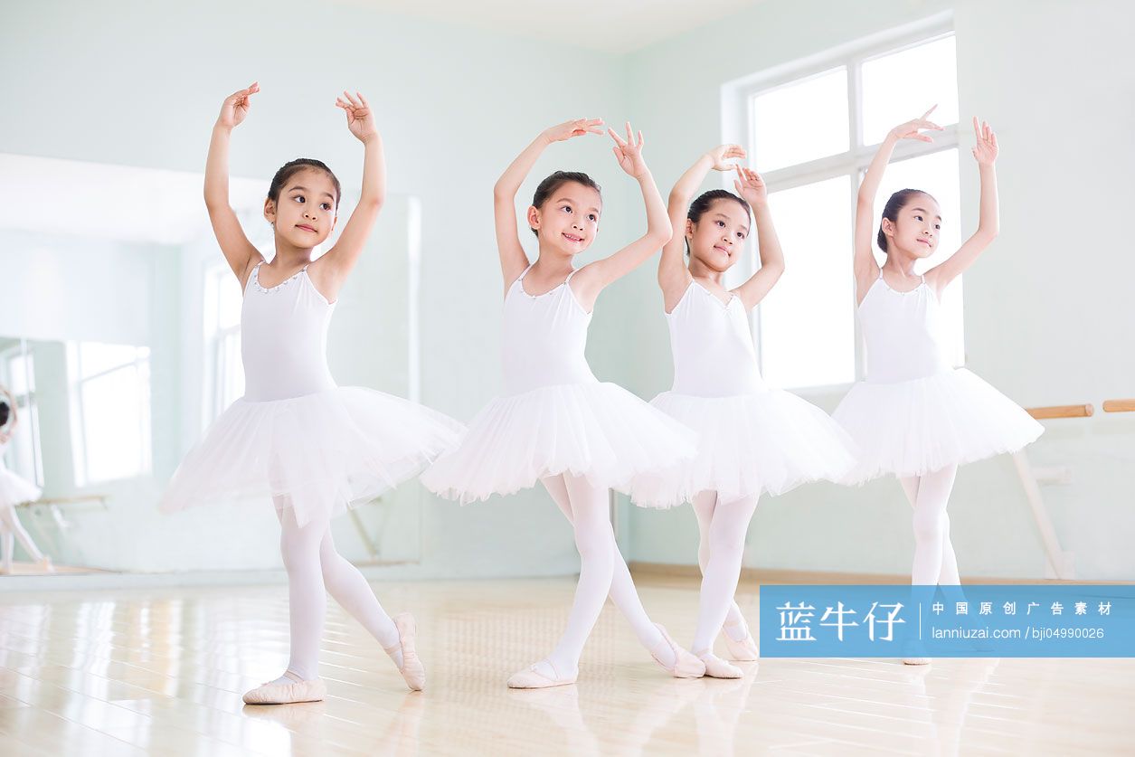 小女孩们跳芭蕾
