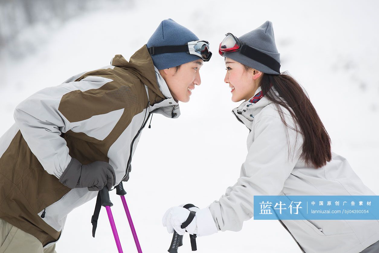年轻情侣在滑雪场滑雪-蓝牛仔影像-中国原创广告影像素材