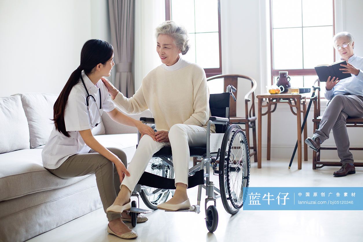 护工照顾坐着轮椅的老年女子